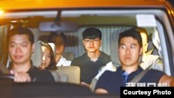 港大前學生會會長馮敬恩被警方上門拘捕（蘋果日報照片）