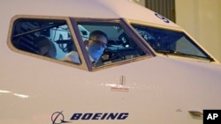 阿拉斯加航空公司一架波音737 Max 9客机进行首次客运飞行前，担任副机长的布莱恩·埃尔在驾驶舱进行飞行前准备。(资料照片：2021年3月1日)