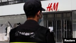 一名保安站在瑞典時裝零售商H&M在北京的一家商店外。（2021年3月25日）