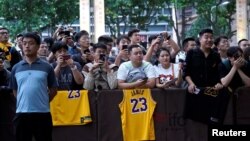 等候在上海浦東麗思卡酒店外的中國NBA球迷。（2019年10月9日） 