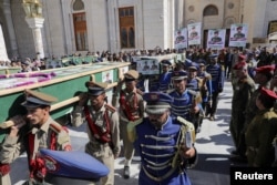 1月17日，胡塞武装在萨那为在美国领导的空袭行动中丧生的战斗人员举行葬礼。