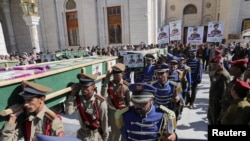 也門胡塞武裝2024年1月17日為在美軍攻擊中喪生的戰士舉行葬禮。（路透社）
