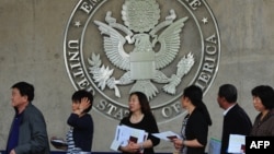 資料照：美國駐北京大使館前排隊申請旅美簽證的人。