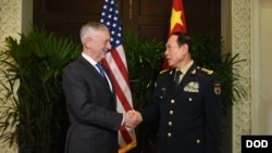 美防长马蒂斯（左）和中国国防部长魏凤和在新加坡举行的东盟国防部长会议期间举行会晤。（2018年10月18日）