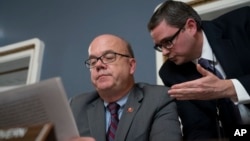 《2019西藏政策與支持法案》是美國國會及行政當局中國委員會的主席——麻薩諸塞州民主黨眾議員麥戈文(左)（James McGovern）等提出。