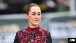 墨西哥總統辛鮑姆在墨西哥城索卡洛廣場參加紀念墨西哥革命114週年的遊行。 (2024年11月20日)