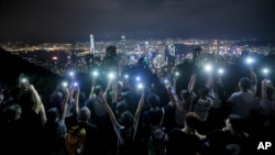 香港示威者在山頂太平山山頂手持亮著燈的手機築成人鏈，展示繼續爭取反送中 “五大訴求、缺一不可”的決心。