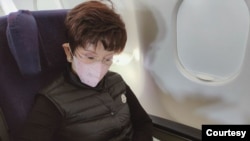 台灣的中國國民黨前主席洪秀柱在飛機上。她受邀出席北京冬奧會開幕儀式。（照片來自洪秀柱臉書）