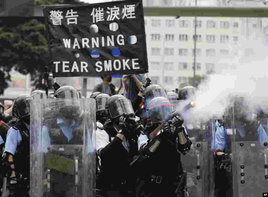 香港警察2019年6月12日向反對立法會逃犯條例修訂案二讀的抗議者發射催淚彈。