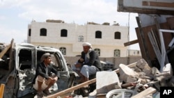 以沙特阿拉伯為主的空襲在薩那造成一些瓦礫（2016年1月6日）