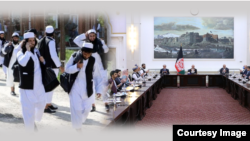 阿富汗總統加尼會見政府和平談判代表，左為政府釋放的塔利班成員。