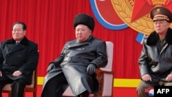 ​ພາບນີ້​ຖ່າຍ​ໃນ​ວັນ​ທີ 25 ກຸມ​ພາ 2025 ແລະ ເຜີຍ​ແຜ່​ໂດຍ​ອົງ​ການ​ຂ່າວ KCNA ຜ່ານKNS ເມື່ອ​ວັນ​ທີ 26 ກຸມ​ພາ, 2025 ສະ​ແດງ​ໃຫ້​ເຫັນ​ຜູ້​ນຳ ເກົາຫຼີ​ເໜືອ, ທ່ານ ກິມ ຈົງ ອຶນ, ກາງ, ຢ້ຽມ​ຢາມ​ໂຮງ​ຮຽນ​ທະ​ຫານ ກາງ ກອນ ໃນ​ນະ​ຄອນຫຼວງ ພຽງ​ຢາງ.