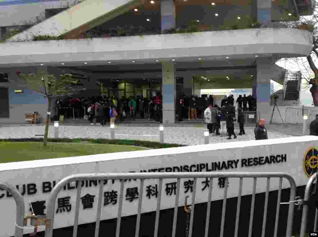 香港大學罷課學生和一些民間團體在港大校委會會場外抗議(美國之音海彥拍攝)