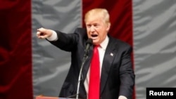 川普在競選集會上