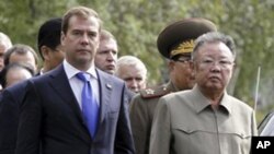 俄羅斯總統梅德韋杰夫(左)與北韓領導人金正日8月24日在烏蘭烏德市一個軍事基地舉行會晤。