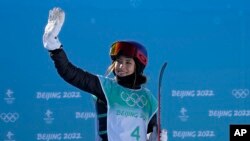 中美混血的滑雪女將谷愛凌(Eileen Gu)2月8日在完成“空中轉體4圈半1620度”的高難度動作後，為個人、中國女運動員和中國隊摘下第一枚自由式滑雪大跳台的金牌。