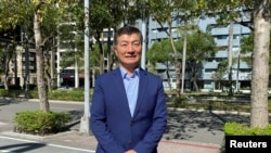 2024年1月13日，前藏人行政中央司政洛桑森格在台湾台北拍照留影。（路透社）