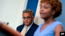 白宮新聞秘書讓-皮埃爾在白宮記者會上講話，白宮新冠疫情響應協調員賈哈站在一旁。 (2022年7月22日)