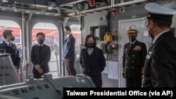 台湾总统蔡英文2022年1月14日视察新成军的台湾海军布雷艇中队。