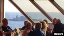 一艘泰國軍艦在荷美遊輪公司“威士特丹號”遊輪旁駛過。 （資料照）