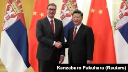 中國國家主席習近平在北京人民大會堂與塞爾維亞總統亞歷山大·武契奇舉行會晤前握手。（資料照片：2019年4月25日）