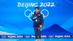 美國華裔陳巍冬奧奪冠破紀錄頒獎儀式手置前胸聆聽國歌