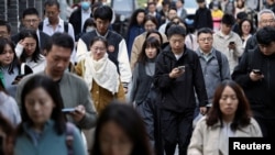 早高峰時間北京街頭上班的人潮。 （2024年10月8日）