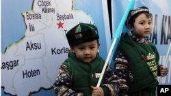 生活在土耳其的維吾爾兒童同父母一道參加在中國駐安卡拉大使館外舉行的示威，抗議中國政府的新疆政策。 （2014年2月5日）