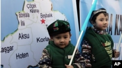 生活在土耳其的維吾爾兒童同父母一道參加在中國駐安卡拉大使館外舉行的示威，抗議中國政府的新疆政策。（2014年2月5日資料照）