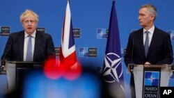 英國首相約翰遜（左）和北約秘書長斯托爾滕貝格在記者會上。