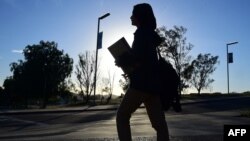 2016年3月23日加利福尼亞州林菲爾德基督教學校來自成都的中國學生周海倫前往校園合唱團練習