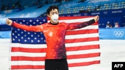 美国滑冰运动员陈巍（Nathan Chen）获北京冬奥会男单花样滑冰金牌。（2022年2月10日）