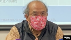 鍾劍華呼籲不要將”與病毒共存”及”動態清零”作二元對立。(美國之音 湯惠芸拍攝)