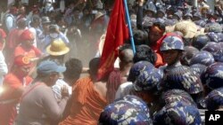 抗議學生與警察發生衝突