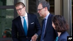 範迪爾斯威昂(左)離開華盛頓聯邦法庭。(2018年4月3日)