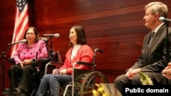 倪玉兰（中）被美驻华大使博卡斯授予国际妇女勇气奖(2016年4月13日, 美国驻华使馆官网图片)