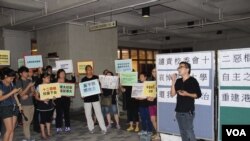 港大校友校園黑衣集會抗議校委會否決陳文敏副校長任命 (美國之音海彥拍攝)