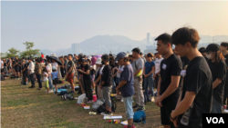 香港示威者星期天（10月27日）摺紙鶴悼亡靈。