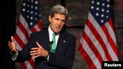 美國國務卿克里11月1日在華盛頓美國投資峰會上發言。