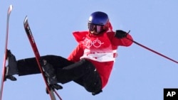 2022年2月18日，代表中国参赛的谷爱凌在张家口参加滑雪半管决赛。