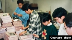 在1990年底，吴静雯的家人帮助邮寄《西华报》。（照片由吴静雯提供）