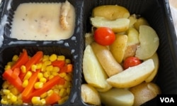 竹篙灣隔離營提供的晚餐，受訪者彭先生表示，味道相當難吃，