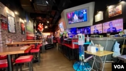 香港財政司陳茂波2月23日公佈2022年度《財政預算案》，當日下午灣仔一間酒吧餐廳生意冷淡。(美國之音 湯惠芸)