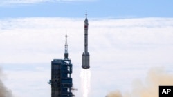 2021年6月17日星期四，長征二號F遙十二運載火箭載著神舟12號飛船在酒泉衛星發射中心發射升空。