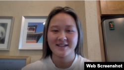 美國自由式滑雪奧運選手凱·歐文斯在科羅拉多的家中接受美國之音專訪（VOA視頻截圖）