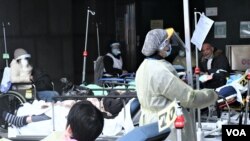 陳小姐批評，港府的防疫政策混亂，導致懷疑確診的市民及家人恐慌，衝到急症室求診，出現迫爆急症室、露天醫院的亂像。(美國之音 湯惠芸)