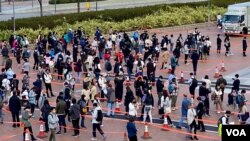 香港市民排隊接受新冠病毒病毒檢測。(美國之音 湯惠芸)