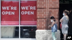 美國伊利諾伊州的民眾在重新開放的商店門前派對