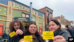 Противники переезда фестиваля устроили манифестацию на улице в Парк-Сити.