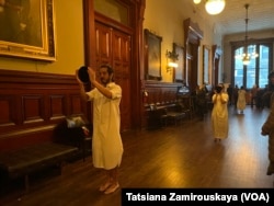 Перформансы в стенах Park Avenue Armory – бывшего военного арсенала около Центрального Парка в Нью-Йорке